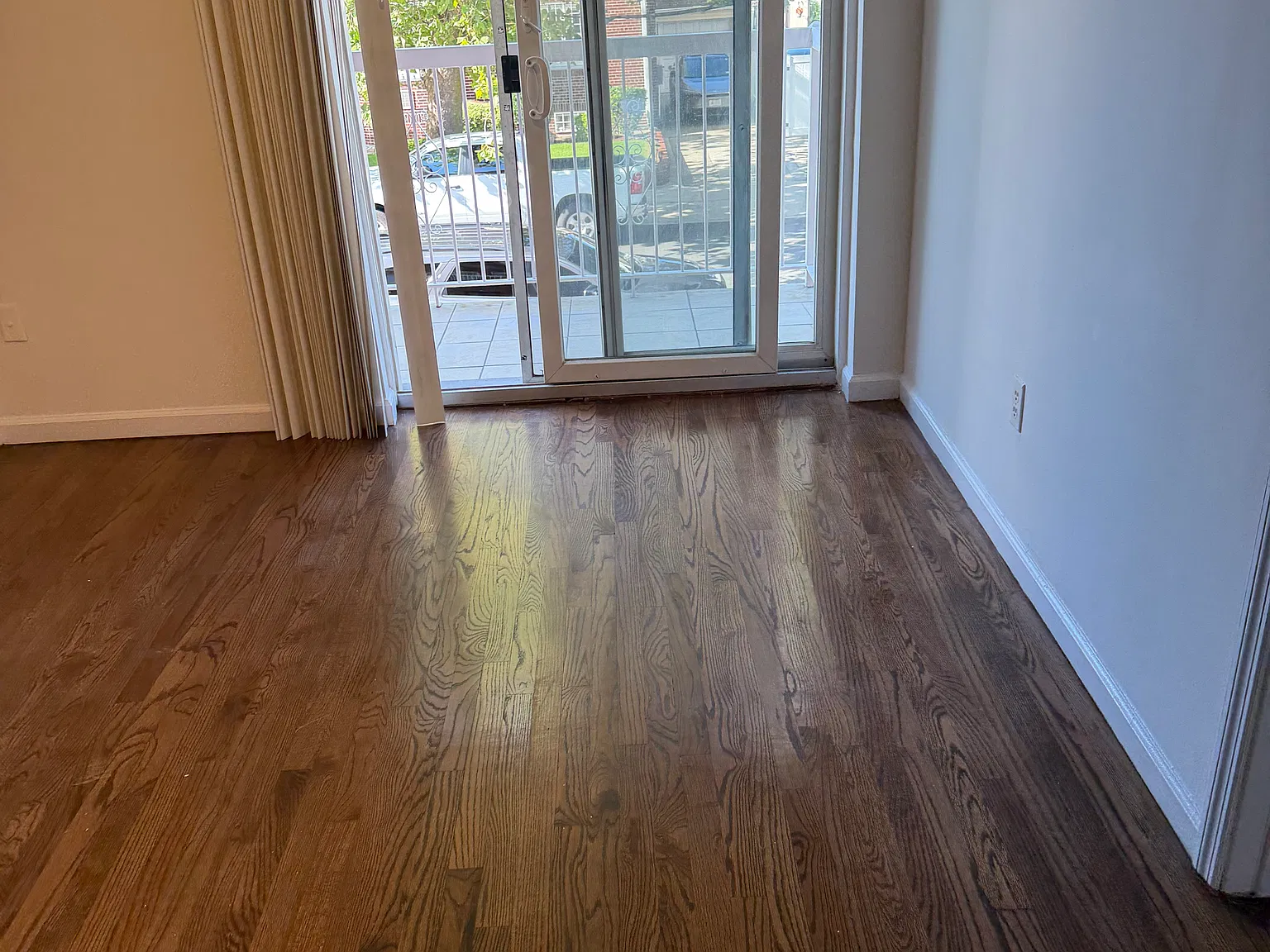 3 bed, 1000 sqft, $3,777 — Photo 4