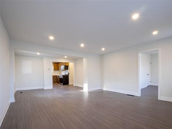 4th image of 283 Parkdale Ave N #1
