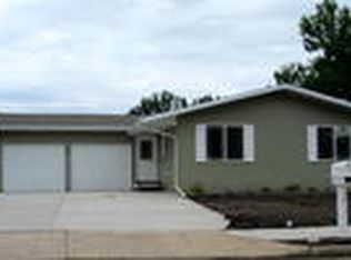 516 Forest Rd, Minot, ND 58701