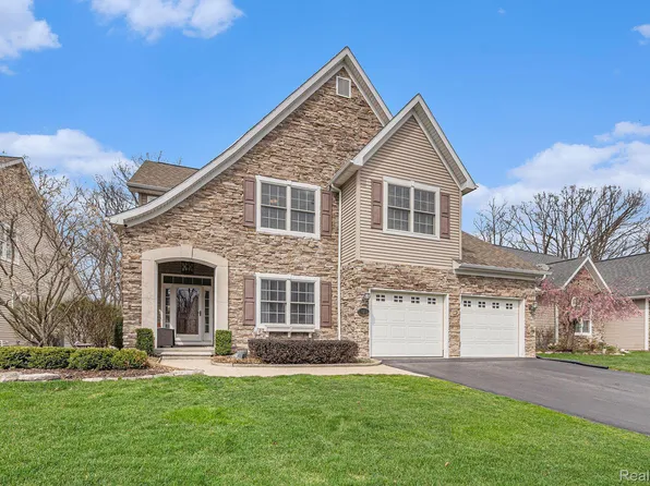 10200 Edgewood Dr, Grand Blanc, MI 48439