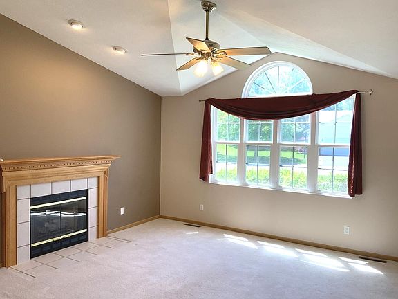 5th image of 816 S Oak Creek Dr