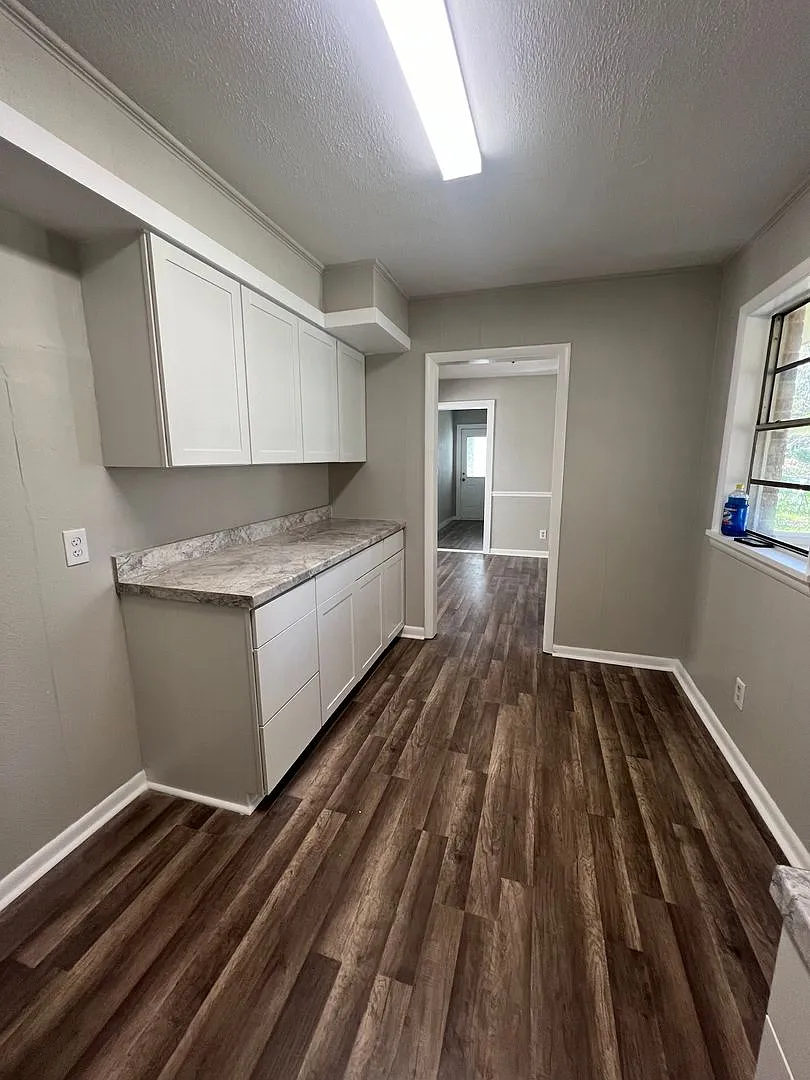 This Just In! Short Term Lease! Great Neighborhood! — Photo 3