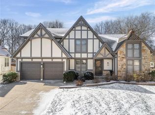 205 NE Shoreview Dr, Lees Summit, MO 64064