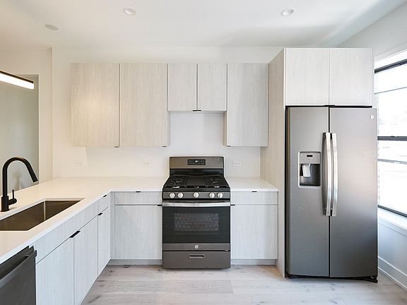4th image of 1334 W Bryn Mawr Ave #2F