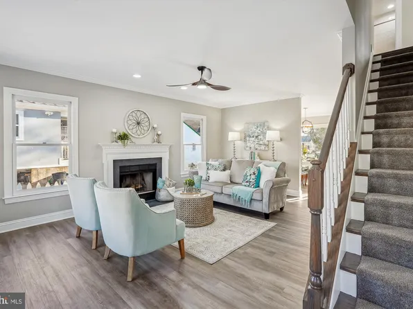 7 1st St SW, Leesburg, VA 20175