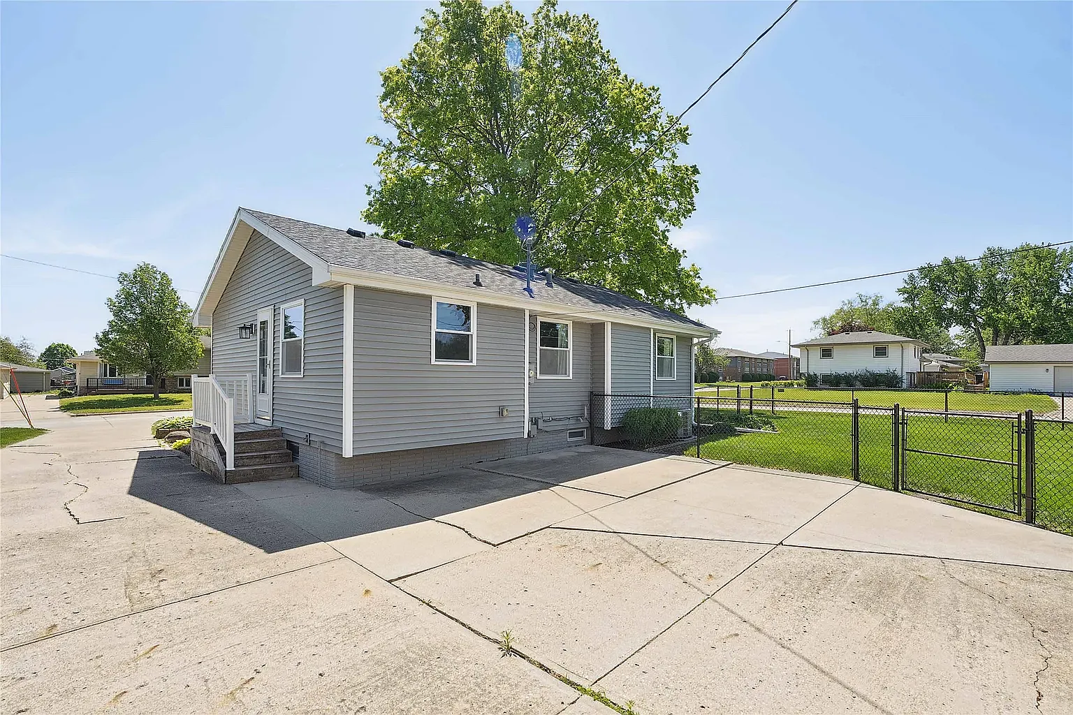 3 bed, 881 sqft, $1,900 — Photo 4