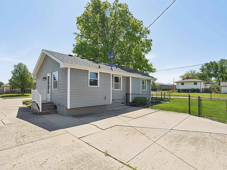 502 NE Trilein Dr — Photo 4