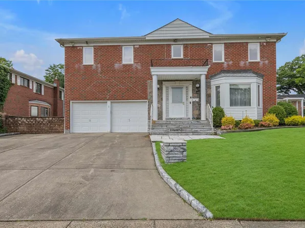 2 Hunt Ct, Roslyn, NY 11576