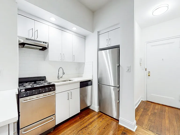 140 E 46th St #2B — Photo 4