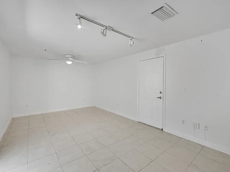 453 NE 1st St — Photo 7