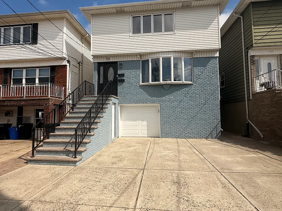 38 Isabella Ave #2
