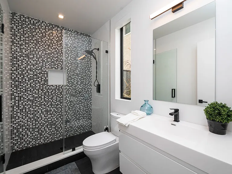 2435 S Penmar Ave — Photo 40