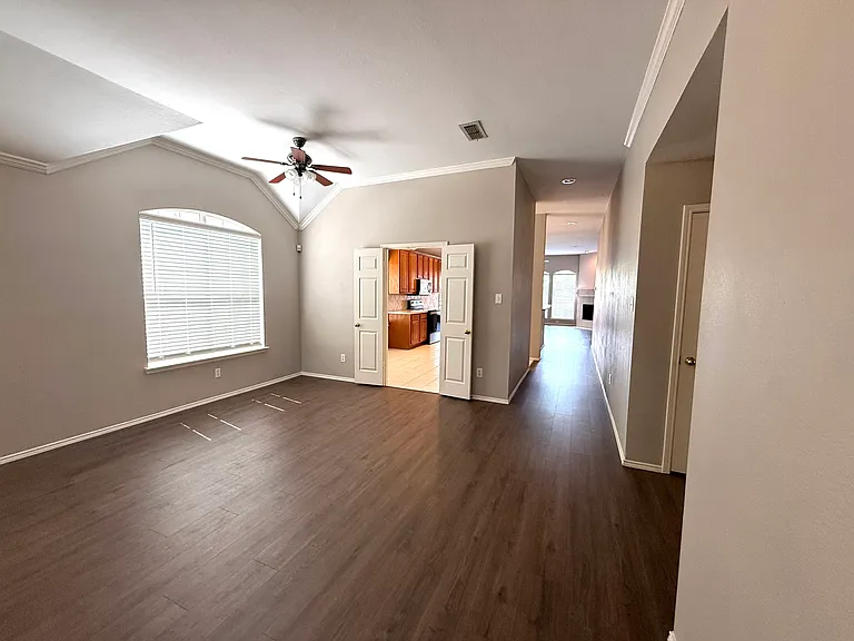 2075 Garden Crest Dr — Photo 3