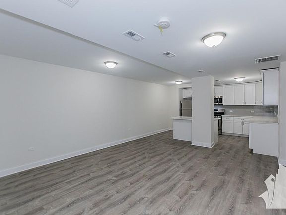 2nd image of 1940 W Oakdale Ave APT 1R