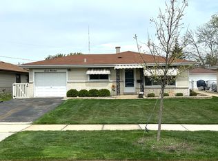 700 W Lake Manor Dr, Addison, IL 60101