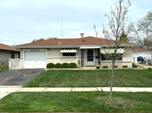 700 W Lake Manor Dr, Addison, IL 60101