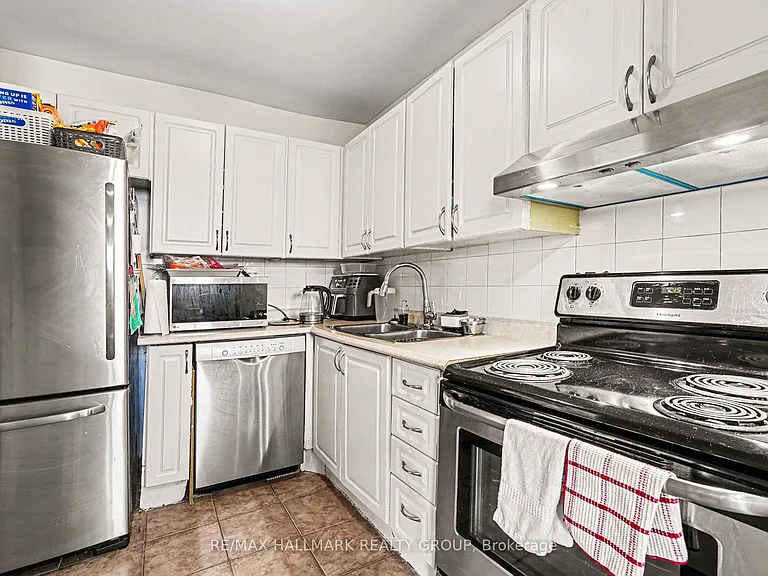 2000 Jasmine Cres #1002 — Photo 8