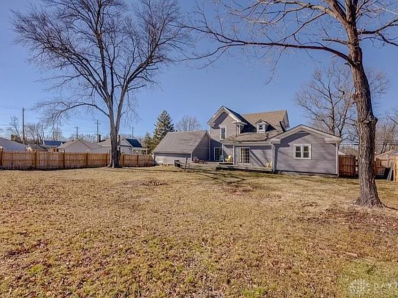 3rd image of 143 W Fancy St