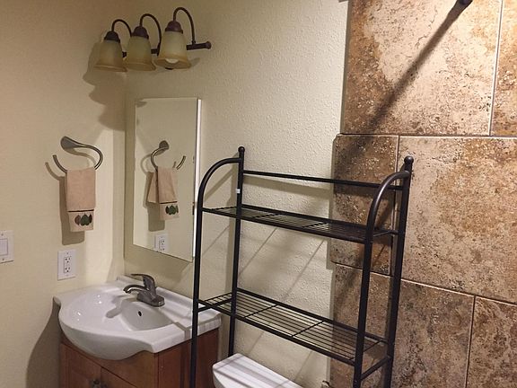 Bathroom w tiled shower