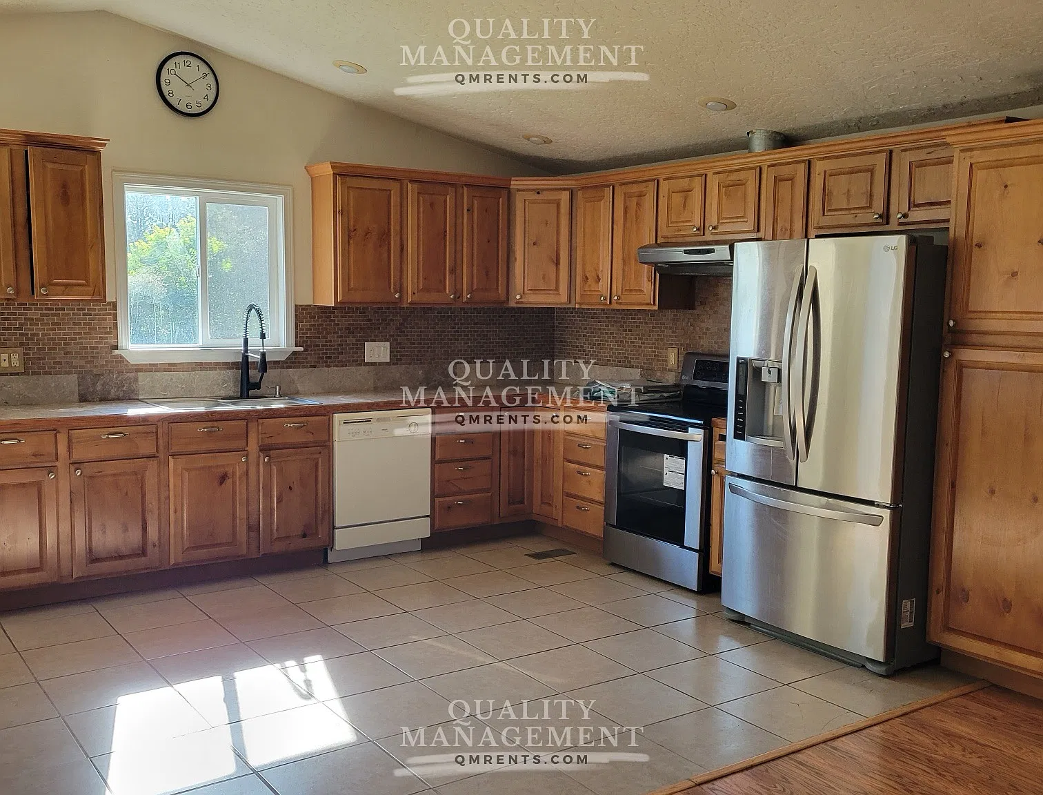 4 bed, 2.5 bath, 2104 sqft, $2,300 — Photo 2