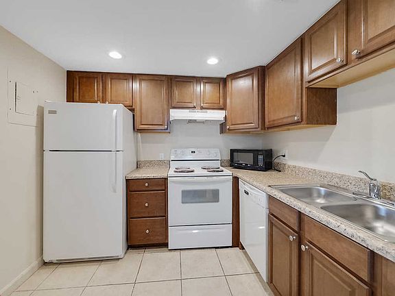 4th image of 439 Saxony Way #J