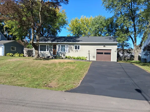 405 Fletcher Dr, North Syracuse, NY 13212