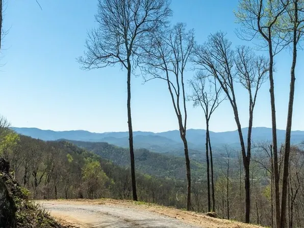 833 Hemlock Trl, Franklin, NC 28734