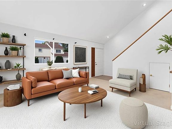 3rd image of 816 Williamsburg Cir