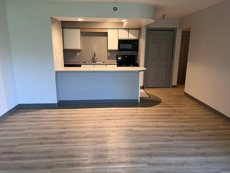 Pointe West Apartments — Photo 53