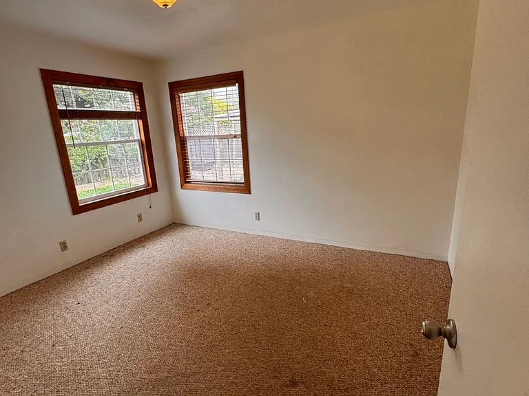 1019 NW Buchanan Ave — Photo 9