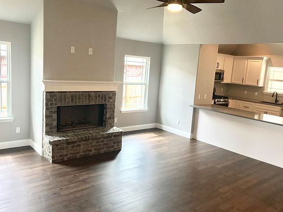 Living room w/gas fireplace
