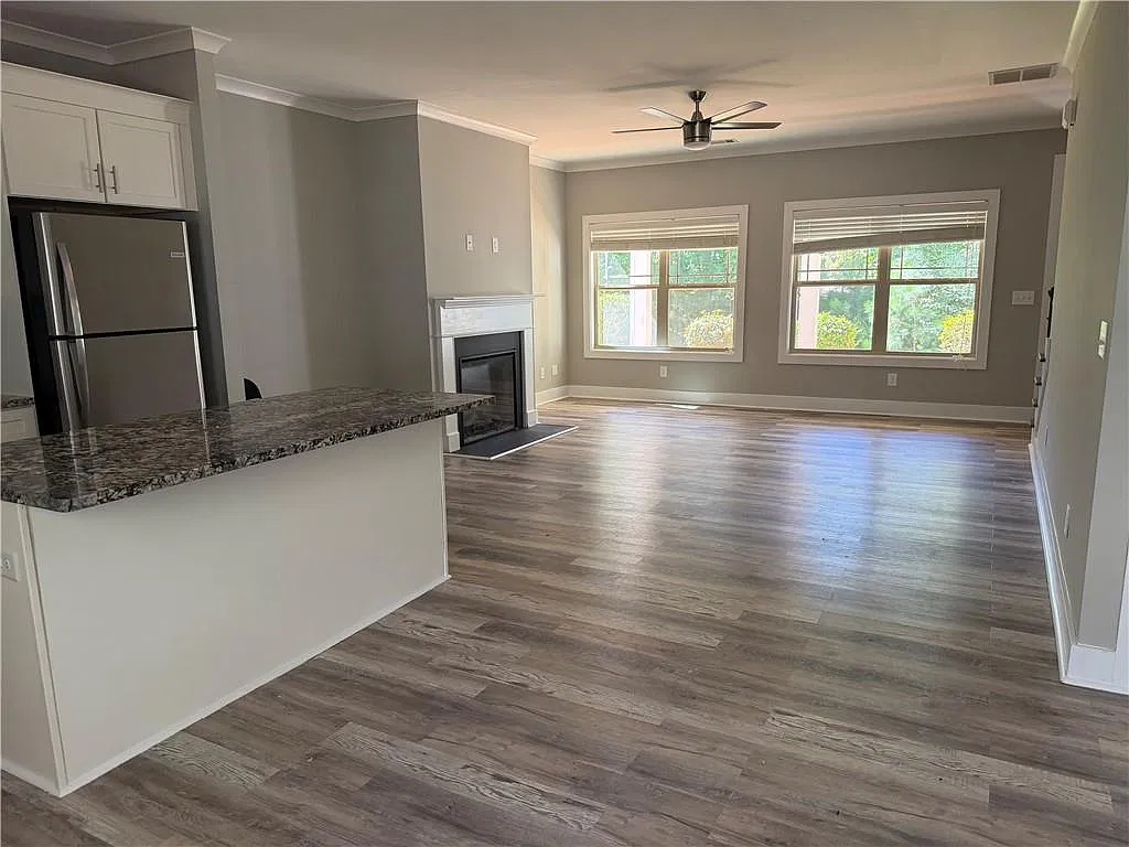 3 bed, 2.0 bath, 1556 sqft, $2,000 — Photo 4