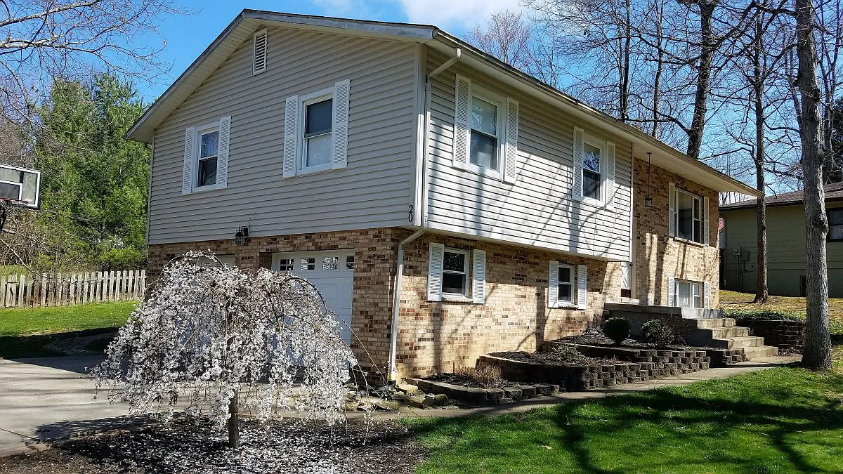 20 Roxbury Dr photo 1