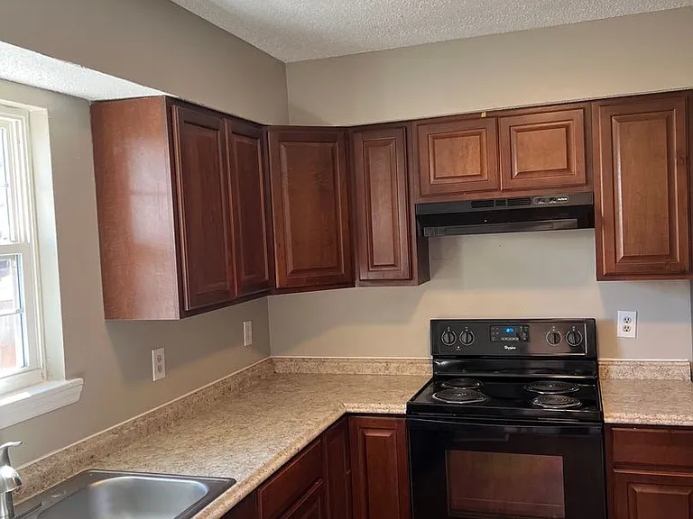1073 Thornwoode Ln — Photo 2