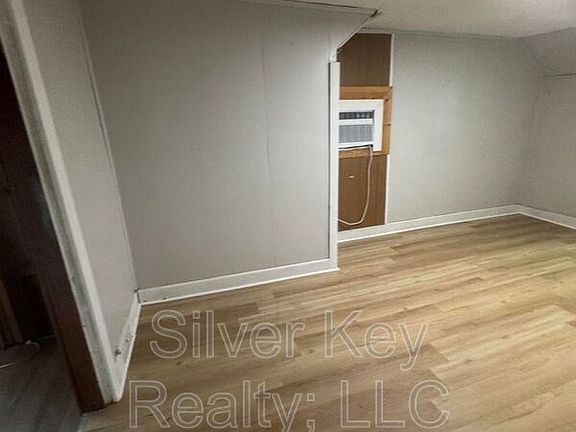 4th image of 107 Forrest Ave APT 1