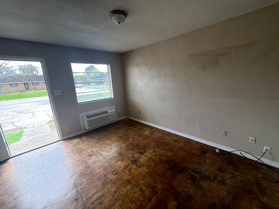 2nd image of 1213 Kingston Dr #B