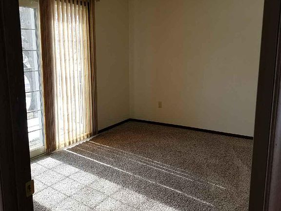 BR w/ slider to balcony