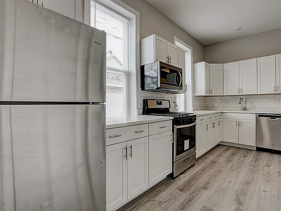 3rd image of 2815 N Hamlin Ave #1R