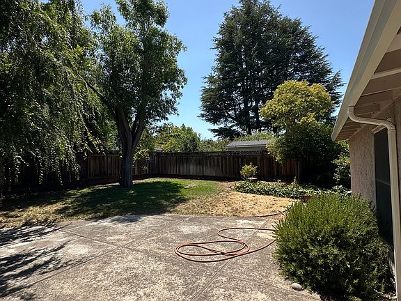 3rd image of 492 Cuesta Dr