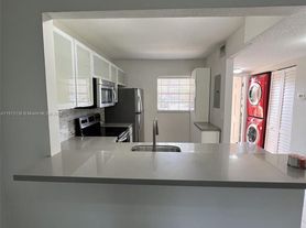 10373 NW 8th St, Hollywood, FL