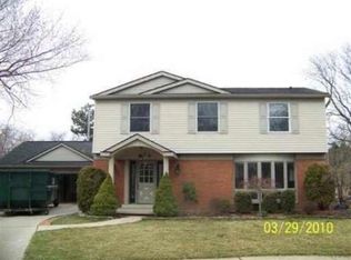 676 Peachtree Ln, Grosse Pointe Woods, MI 48236