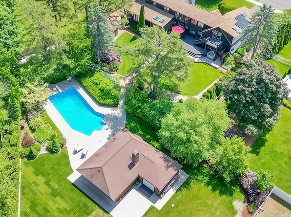 174 Blueberry Hill Rd, Longmeadow, MA 01106