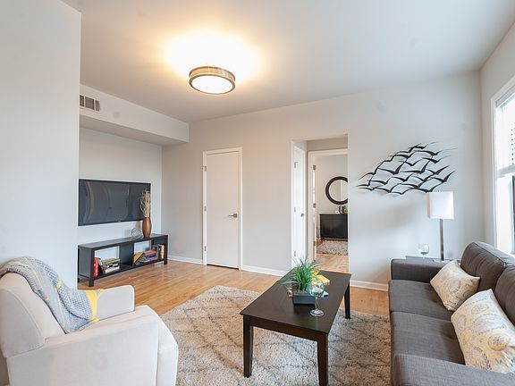 5th image of 931 W Leland Ave APT 102
