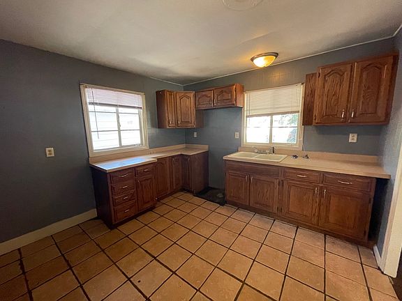 2nd image of 1001 W Voorhees St