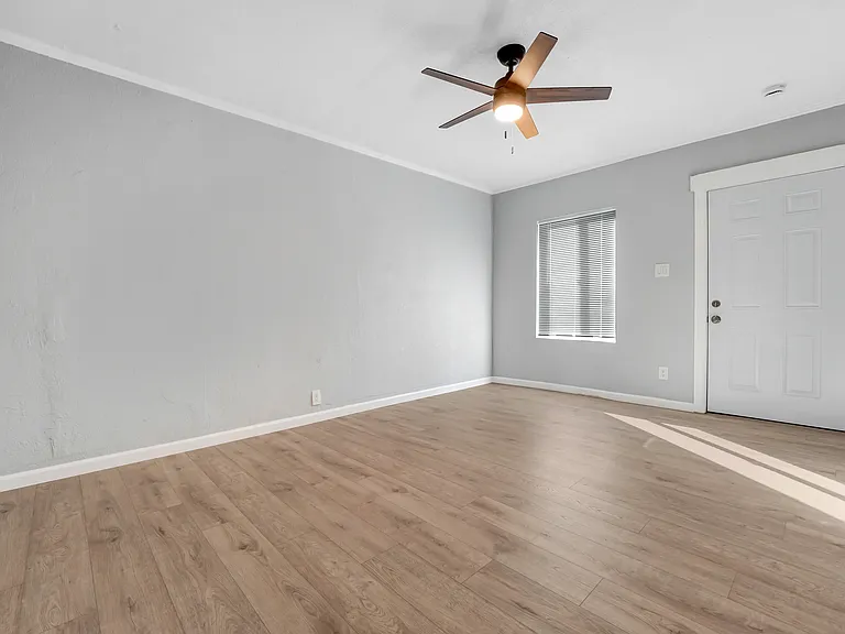 8013 S Hoover St #8015 — Photo 6