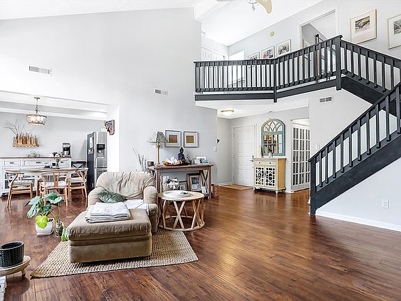 4th image of 6484 Watham Ct