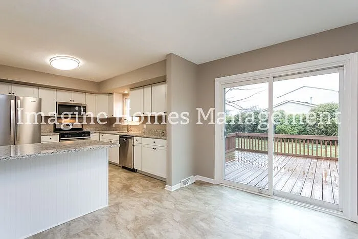 3 bed, 1.0 bath, 1556 sqft, $2,289 — Photo 4