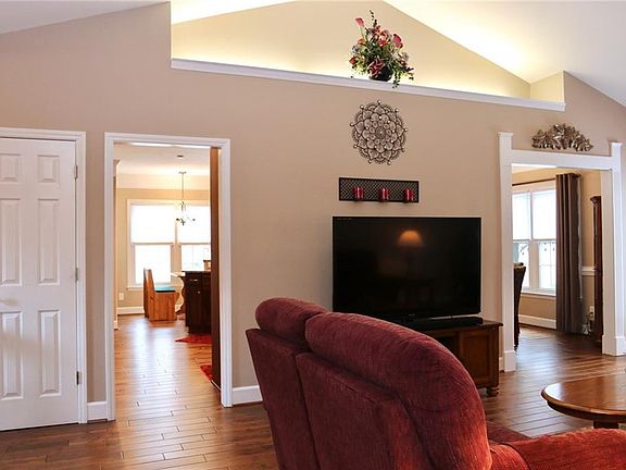 4th image of 302 Briarwood Dr