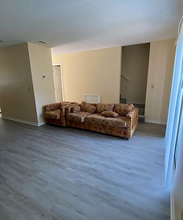 3rd image of 311 Oxford Ct