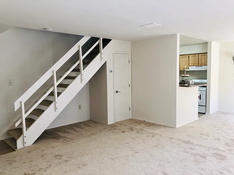 Round Hill Apartments of Chevy Chase — Photo 18